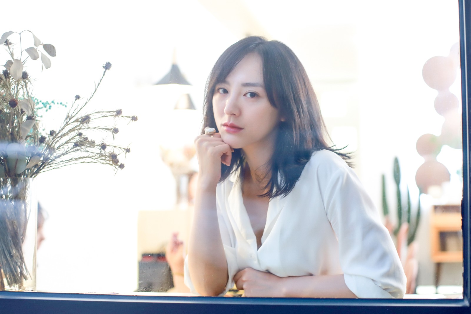 赵叶索全新素颜大片 清纯灵动诠释随性文艺风