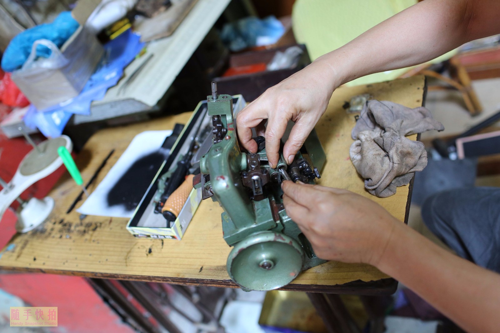 今年近70岁的刘姓(音译)大伯正在认真维修一款上海牌的老式缝纫机