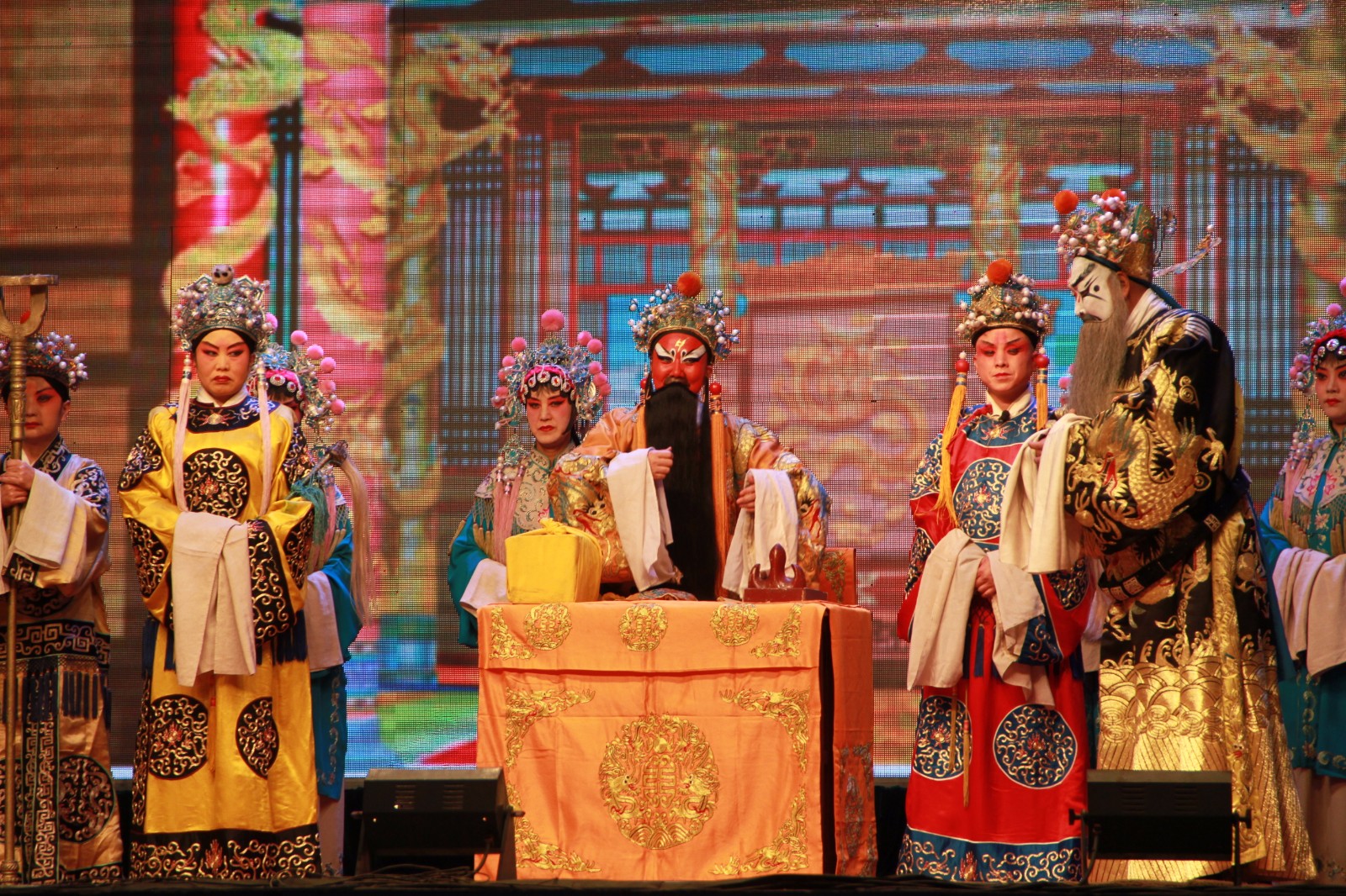 晋剧团县城演出台下全是老人儿童,观众骤减人才难留