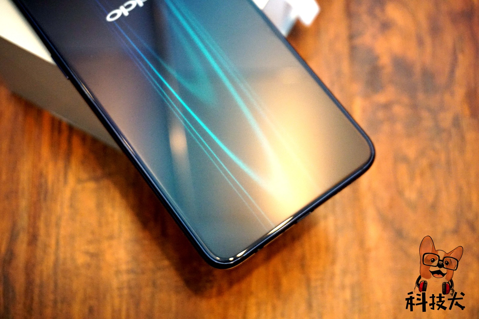 oppo r17流光蓝开箱:背部光影幻色渐变 光感屏幕指纹一瞬解锁