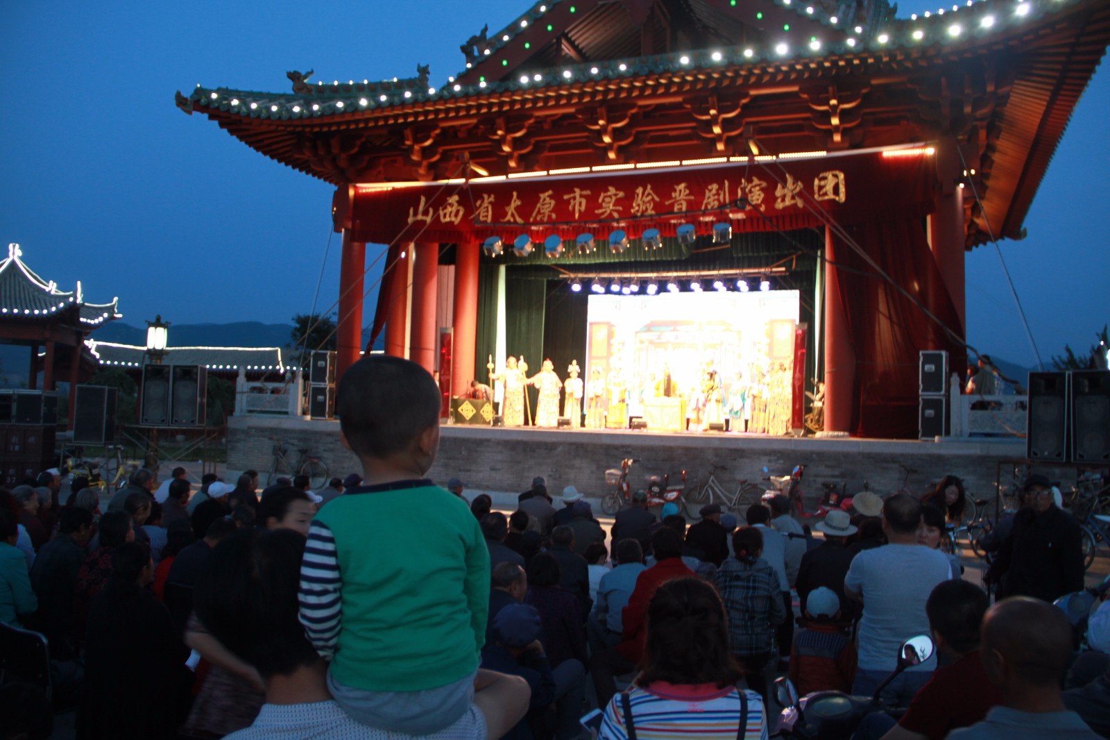 晋剧团县城演出台下全是老人儿童,观众骤减人才难留