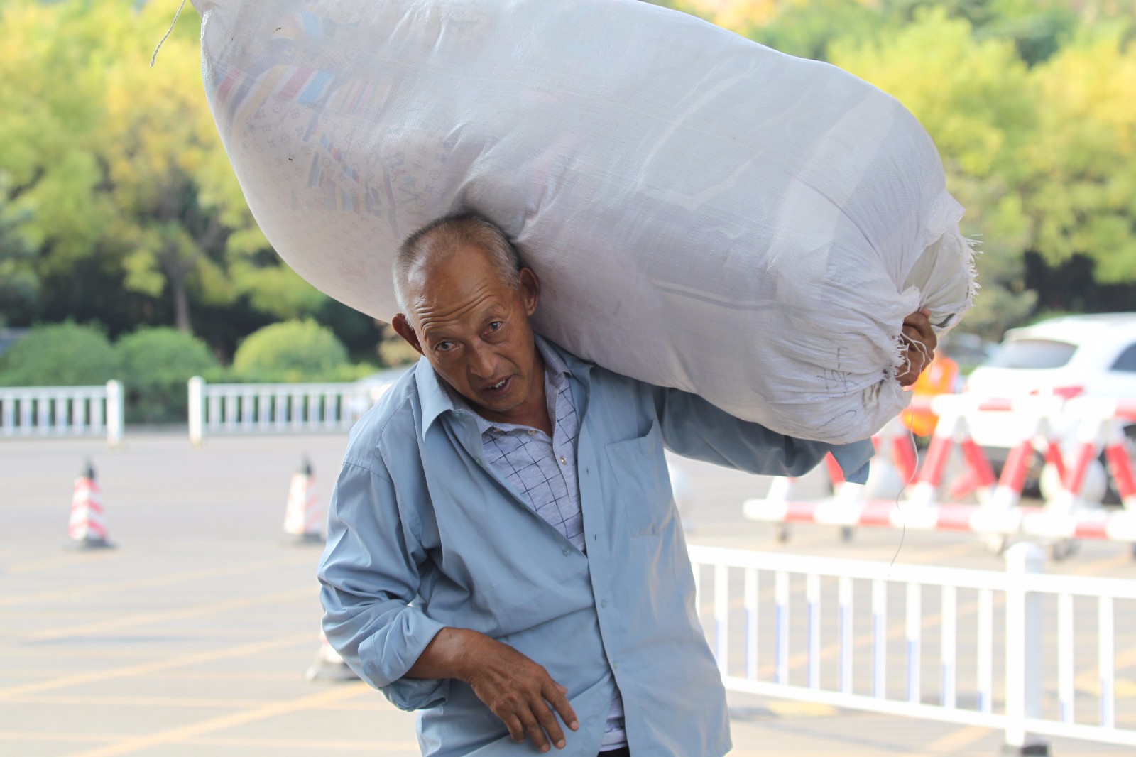 河南:"00后"空手到学校,家长扛大包小包行李,比寄快递更快