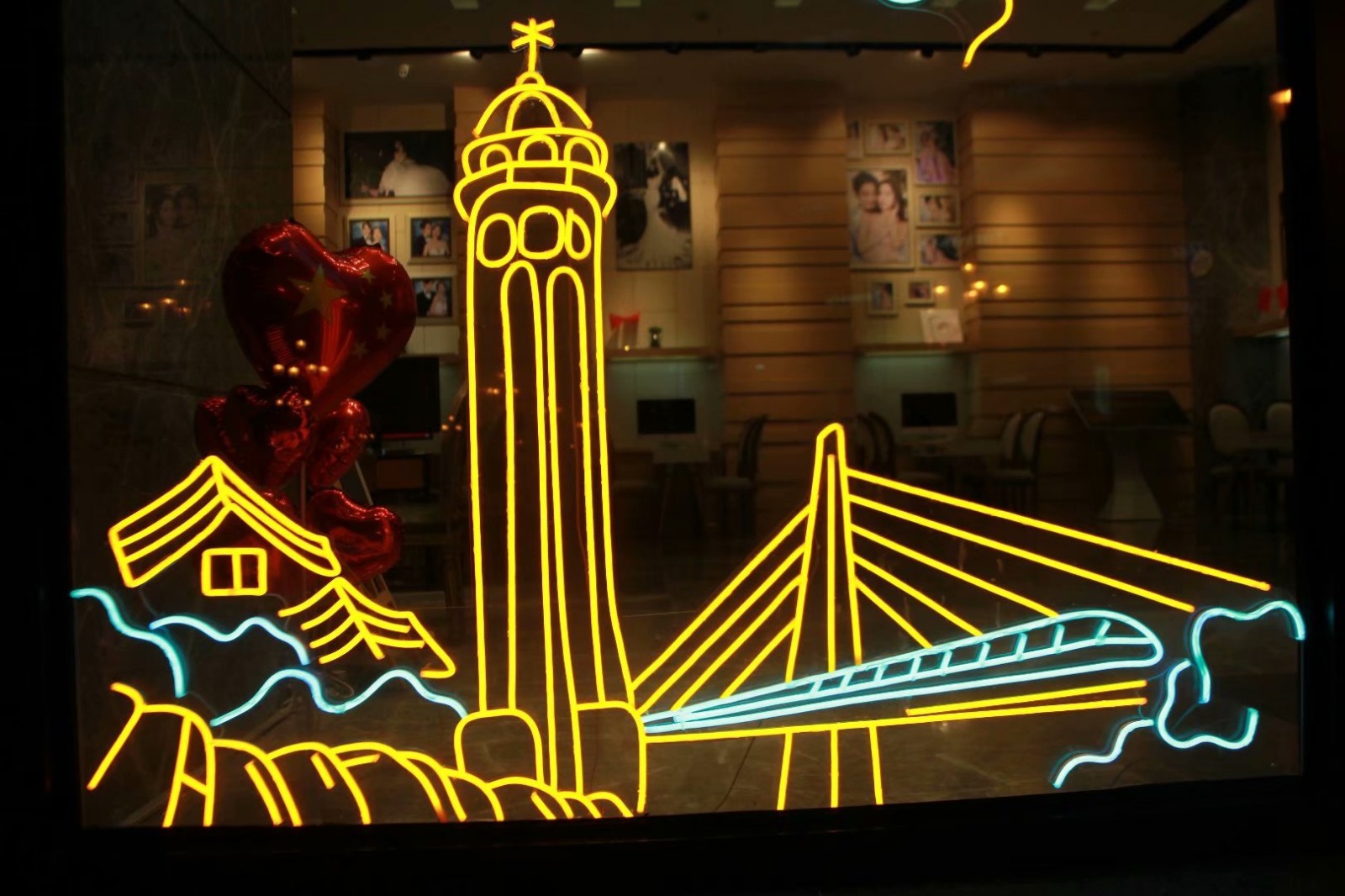 重庆网红婚纱店贴满各大网红景点图案数万游客打卡拍照合影