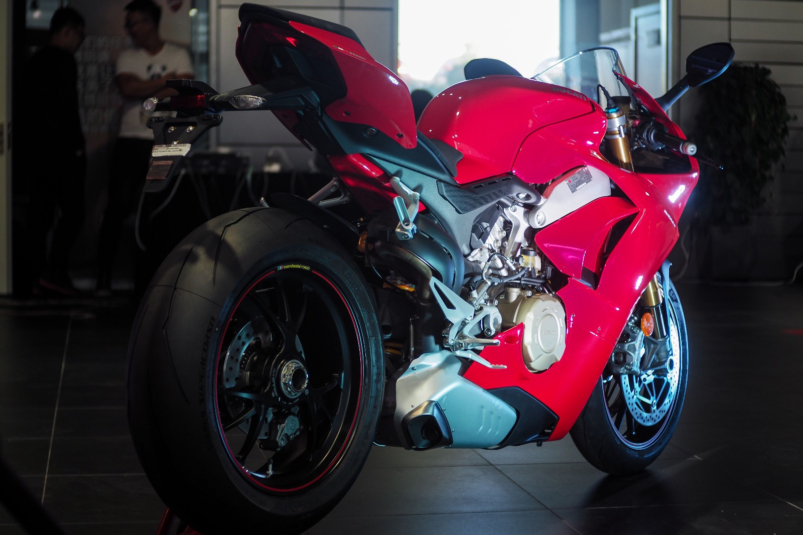 摩界杜卡迪改装赛车卖v4跨过200匹门槛直逼赛车