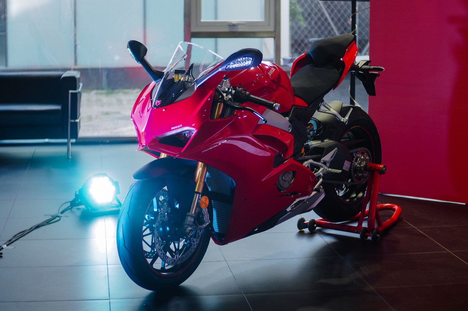 摩界杜卡迪改装赛车卖v4跨过200匹门槛直逼赛车