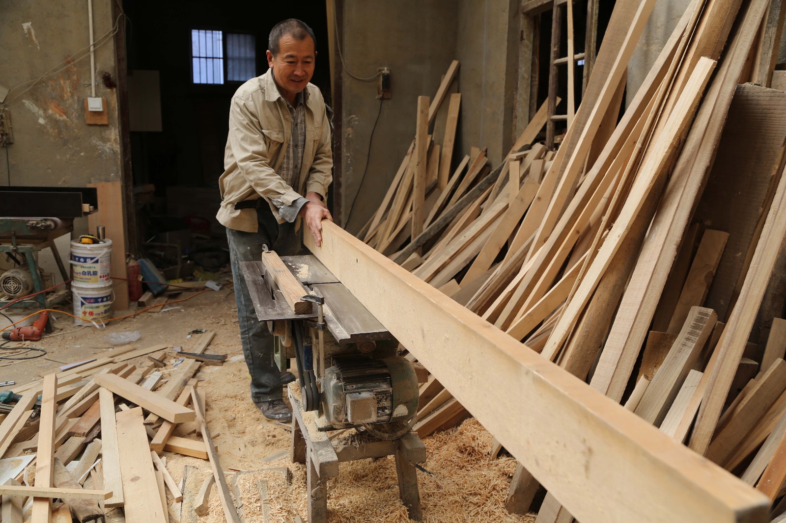 40年老木匠从纯手工制作到机器加工 利润翻了10倍