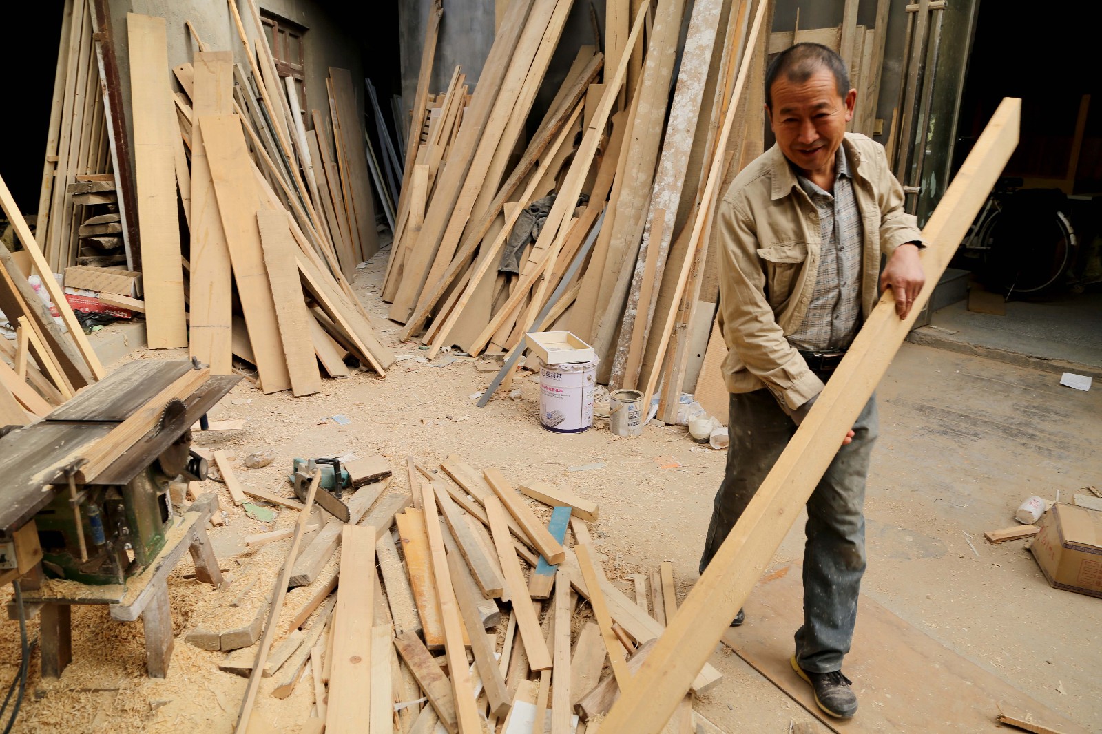 2018年10月10日,赣榆区赣马镇戴岭村木匠李家波在家里的"工作室"里