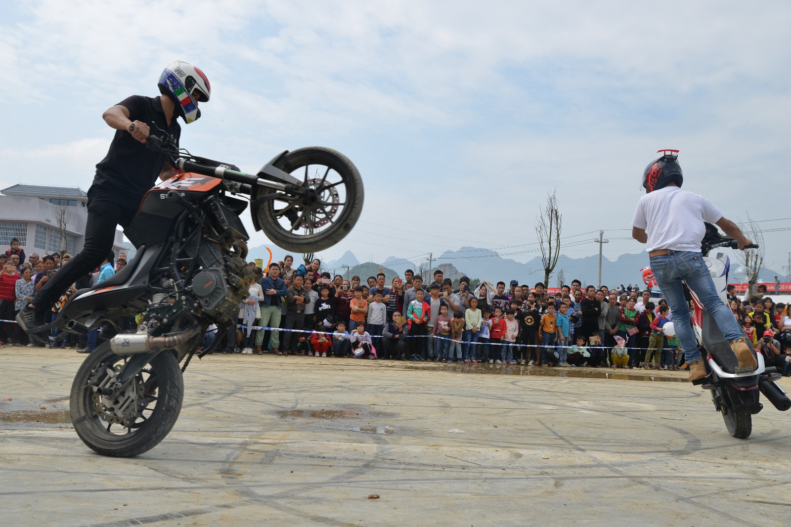 速度和激情同在!广西马山县上演摩托车特技表演秀