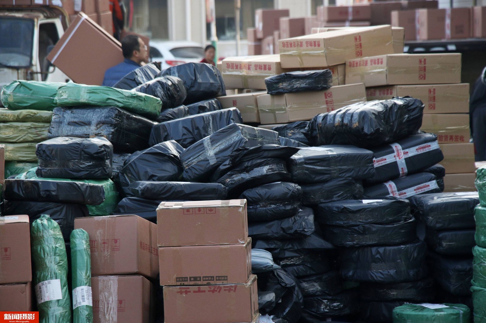 双十一过后淘宝村包裹激增,全村交易额超千万,街头快递堆积如山
