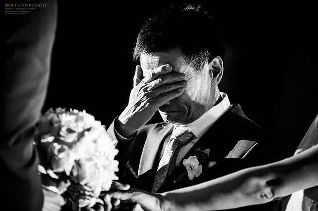 男儿有泪不轻弹,可当你结婚那天,我们的父亲哭了