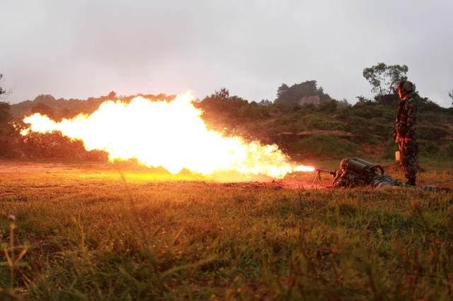威力强悍瞬间点燃空气让人窒息:一直不公开的武器有多猛