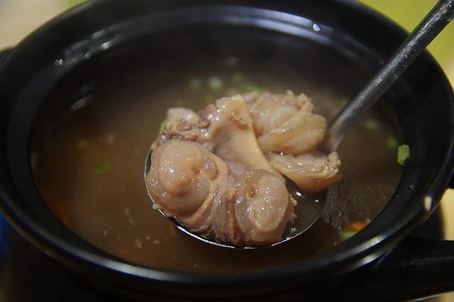 海鲜饕鬄盛宴在加个秘制牛鞭在坐的人都吃的满嘴流油