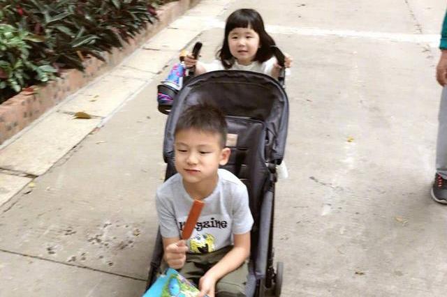 小亮仔坐天天妹妹婴儿车,还让妹妹推着走,网友笑问拿错剧本了?