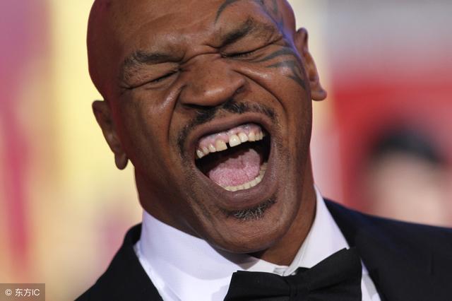 拳王泰森曝光胡子花白新照与喜剧明星合影眼神已没有杀气