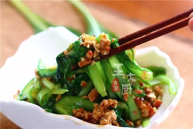 给不爱吃蔬菜的孩子: 肉沫小白菜