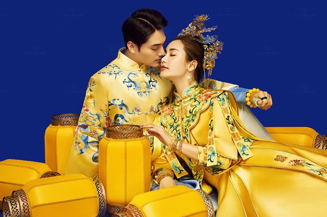 杭州金夫人金粉世家婚纱照用正黄锦缎描绘东方韵味