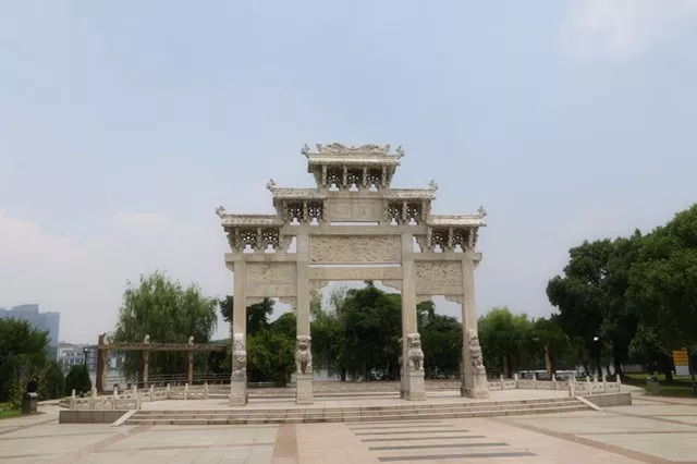莲湖公园这座牌坊,听说老安庆人都知道