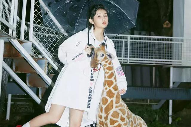 爱豆开学季 | 张子枫VS周锐,校花校草你站哪边