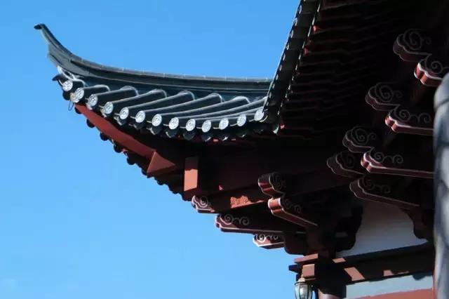 重檐(两个或两个以上屋檐)两种;歇山顶,悬山顶,硬山顶可衍生出卷棚顶