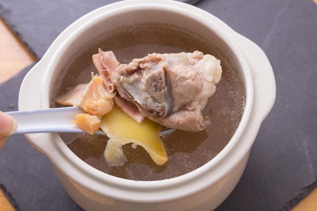 熬猪骨汤时,为啥腥味重,汤不白?大厨:这步错了,好喝才怪|猪骨汤|腥味|