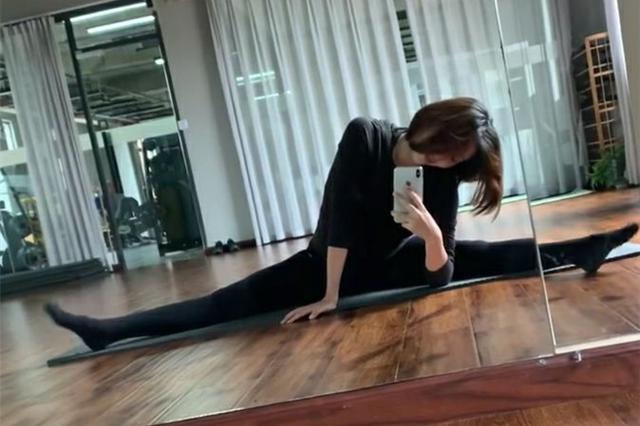 极品身材!奥运冠军邹凯美妻怀孕仍秀一字马:雾霾天适合室内活动