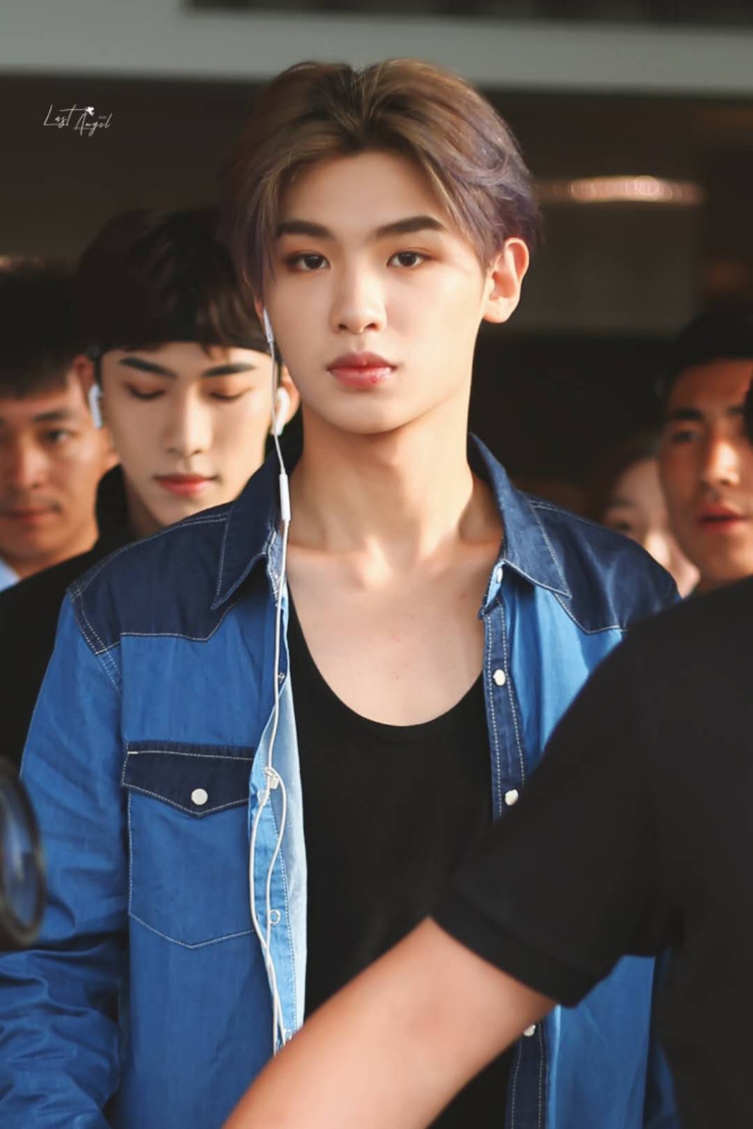 黄明昊《勇敢的世界》打卡上班,蓝色牛仔装衬托出清新迷人的气质