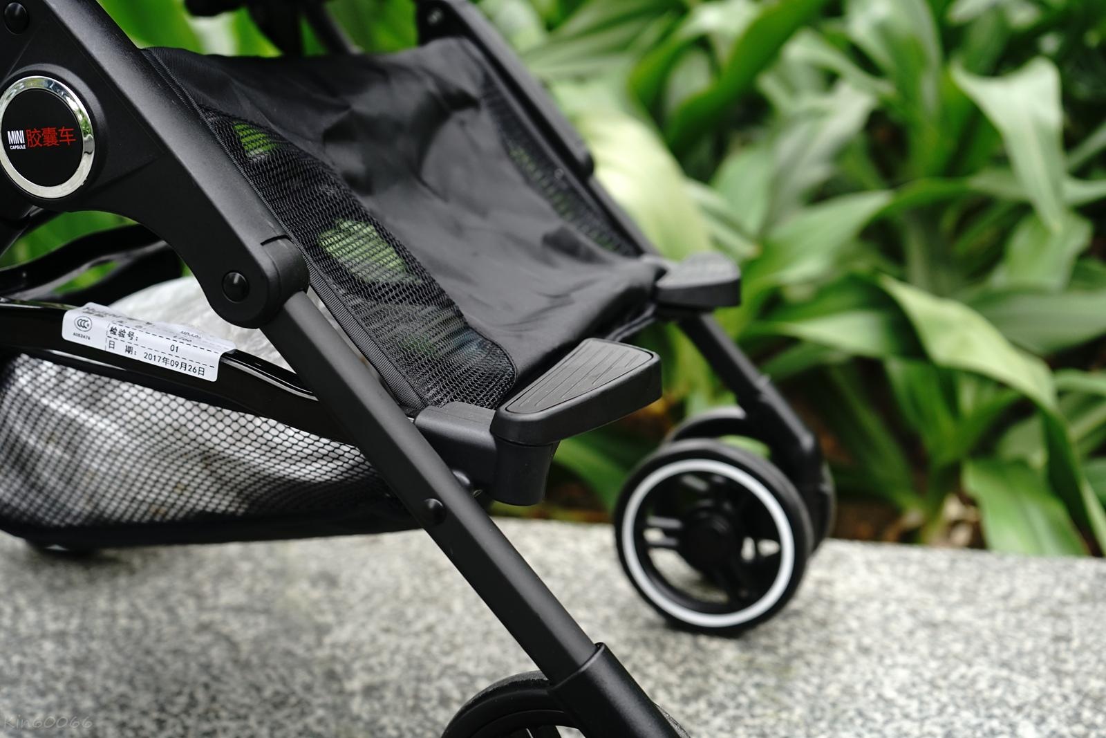 带娃出门的父母都有相似经验,如果抱着娃的同时,如果要折叠婴儿车上