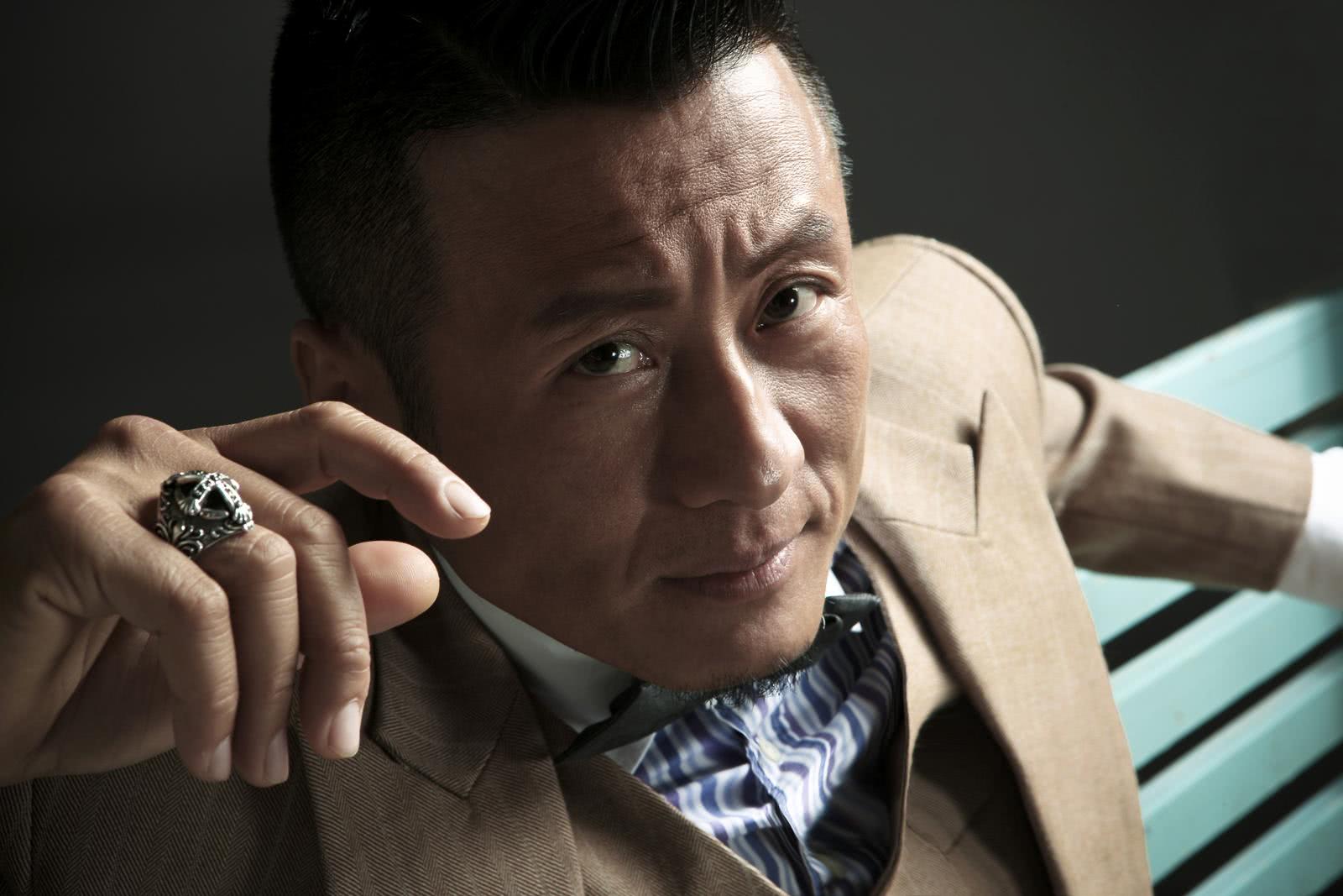 他是著名男演员孙兴,是台湾男演员,1986年,参选香港亚视举行的电视