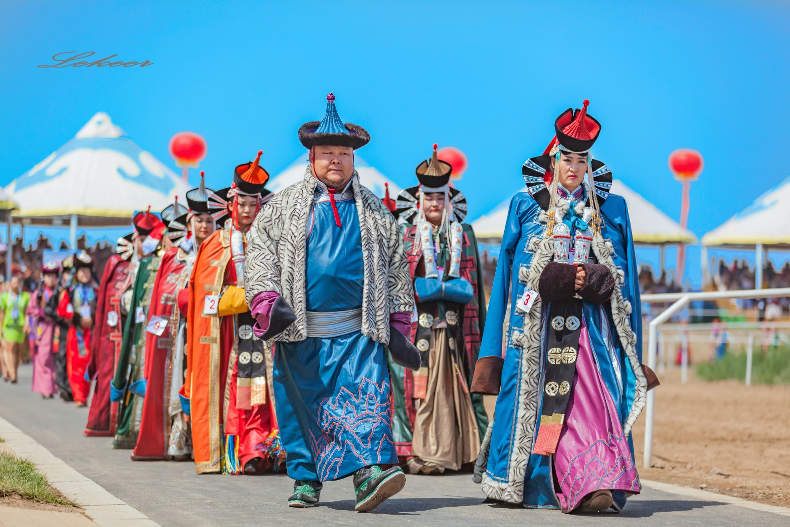 蒙古族现代服饰款式创意颜色搭配脑洞大开美爆中国北方夏天