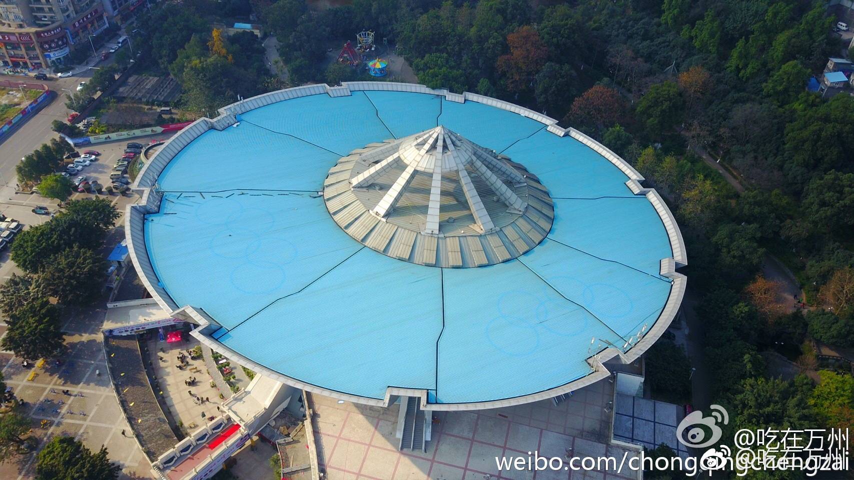 翻开一组去年航拍的,万州标志建筑西山钟楼和三峡之星体育馆,看看上帝