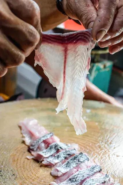 开业2年排队排到现在东街这条鱼尝一口就恋爱了