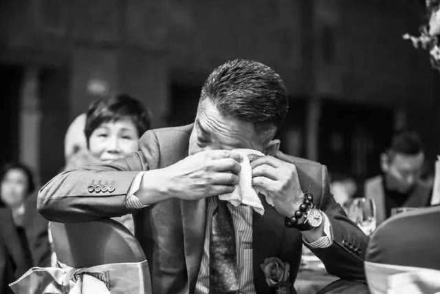 男儿有泪不轻弹,可当你结婚那天,我们的父亲哭了