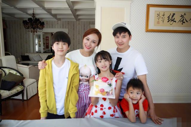 小亮仔坐天天妹妹婴儿车,还让妹妹推着走,网友笑问拿错剧本了?