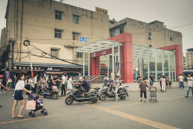 西安最大的城中村东三爻,打工妹婀娜多姿,飘然而过