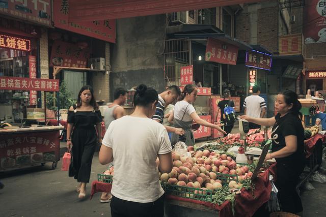 西安最大的城中村东三爻,打工妹婀娜多姿,飘然而过