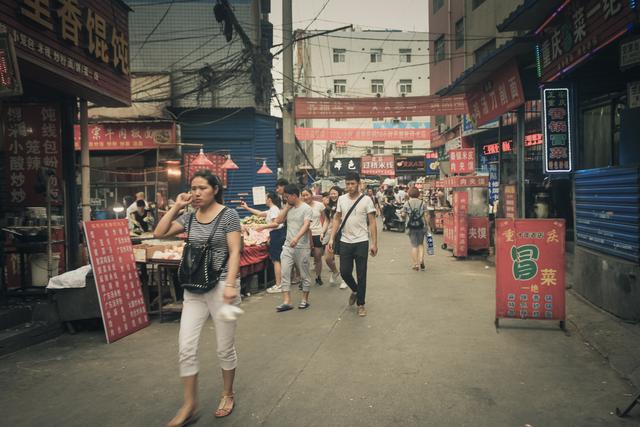 西安最大的城中村东三爻,打工妹婀娜多姿,飘然而过