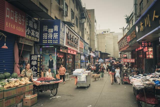 西安最大的城中村东三爻,打工妹婀娜多姿,飘然而过