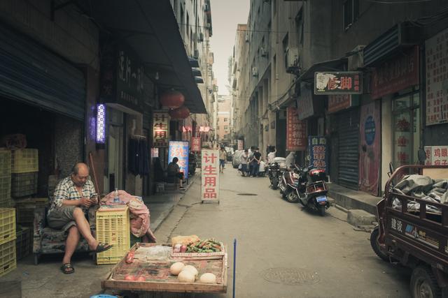 西安最大的城中村东三爻,打工妹婀娜多姿,飘然而过