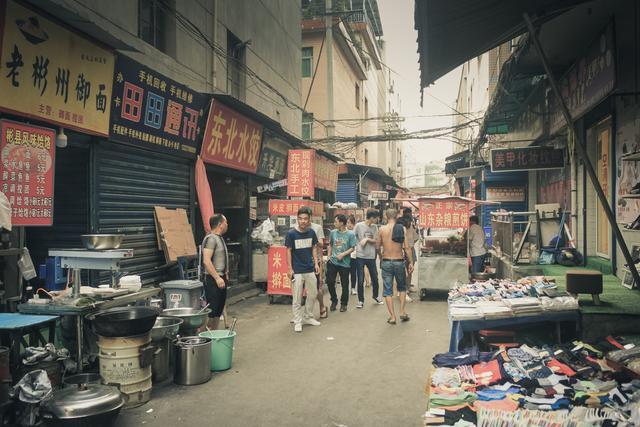 西安最大的城中村东三爻,打工妹婀娜多姿,飘然而过