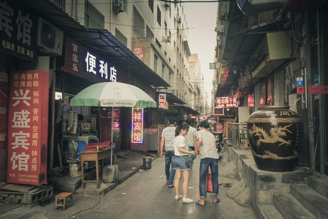 西安最大的城中村东三爻,打工妹婀娜多姿,飘然而过