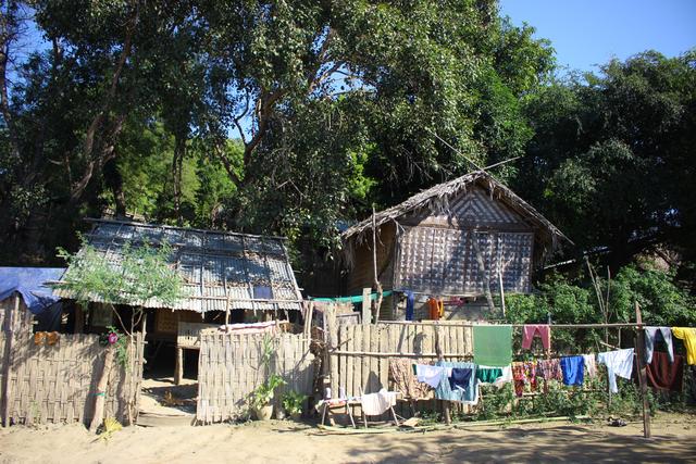 缅甸到底有多穷,居民住破烂茅草屋如贫民窟,一块木板就是床