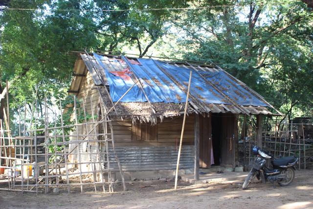 缅甸到底有多穷,居民住破烂茅草屋如贫民窟,一块木板就是床