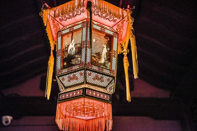 摄影/黄华红学馆东西院子连接走廊里的灯笼,很像某个京剧脸谱.