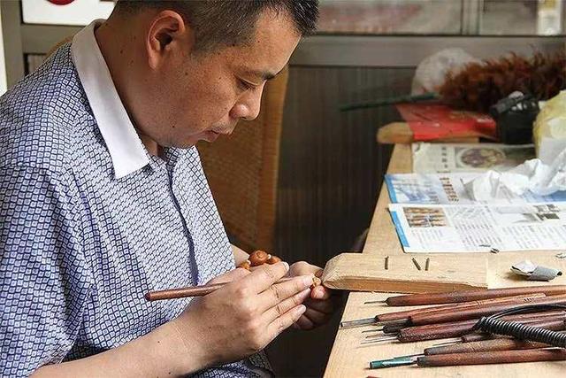 这种工艺是真正的手工,传统南工是从头到尾一个师傅只使用原始刀具一