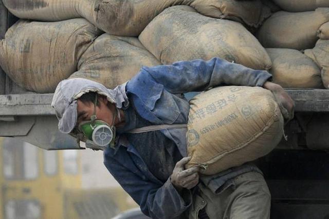 为什么城里人宁可失业在家,也不愿去工地搬砖?老农:脸面问题!