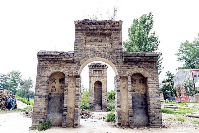 江淹墓中国有个著名的典故,叫做"江郎才尽".