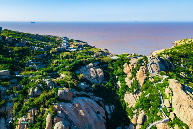 洋山港上有一石龙景区,自驾驶过这长龙般的东海大桥便可到达.