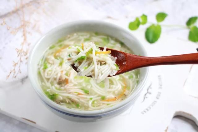 嘴巴里生了很多大泡,一口饭也吃不下,只能吃流质或是半流质的食物