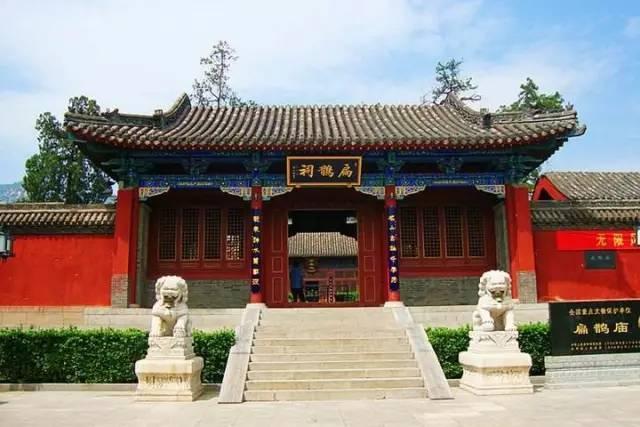 在邢台市内丘县鹊山脚下,伫立着一座红墙黛瓦的扁鹊祠,庙内古柏参天