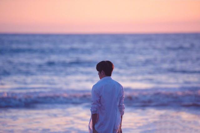 蔡徐坤明信片拍摄花絮曝光,阳光下的白衣少年耀眼夺目